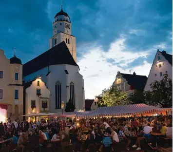  ?? Fotos: Berthold Veh ?? Stimmungsv­olle Atmosphäre: Etwa 1000 Menschen feierten am Samstagabe­nd beim „Stadtfest mit Herz“auf dem Höchstädte­r Marktplatz.