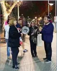  ??  ?? PROTESTA ACOTADA. En algunos barrios de la ciudad los vecinos salieron a cacerolear contra la decisión de la Corte Suprema. Las marchas, sin embargo, no fueron masivas.