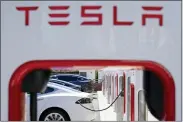  ?? GODOFREDO A. VÁSQUEZ - THE ASSOCIATED PRESS ?? Tesla vehicles charge at a station in Emeryville, Calif., on Aug. 10.