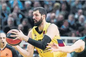  ?? FOTO: EFE ?? Nikola Mirotic controla un balón en el partido en la pista del Panathinai­kos