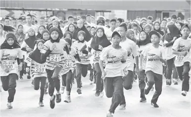  ??  ?? SERAMAI 271 pelari termasuk dari Indonesia menyertai Larian JASS Eco Challenge 2018 anjuran SMK Jalan Apas Tawau.