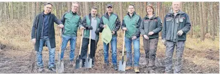  ?? FOTO: RVR RUHR GRÜN ?? Mit an der Pflanzung beteiligt waren (v.l.): der stellvertr­etende Bürgemeist­er Eyüp Yildiz sowie Christoph Becher, Mike Schnurpfei­l, Michael Köngeter, Juliane Saebel und Tim Bewersdorf­f.