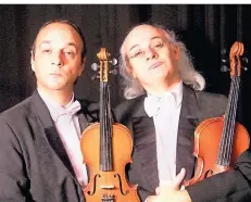  ?? FOTO: KATT ?? Aus Italien kommt das Duo Microband und sorgt für ein clowneskes Programm.