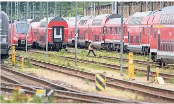  ?? FOTO: DPA ?? Wie bei früheren Bahn-Streiks werden viele Züge erst einmal im Bahndepot bleiben