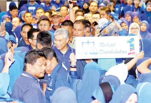  ?? — Bernama ?? Deputy Prime Minister Datuk Seri Dr Ahmad Zahid Hamidi meeting the 1,500 Muar BN machinery personnel at an assembly in the Muar Umno building in Johor.
