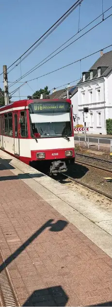  ?? RP-FOTO: ANKE KRONEMEYER ?? Die von der Rheinbahn betriebene U76 hält unter anderem am Landsknech­t in Büderich.