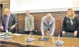  ??  ?? Die beiden Angeklagte­n sowie deren Anwälte Manfred Ainedter (links) und Robert Morianz (Zweiter von rechts) vor der Hauptverha­ndlung.