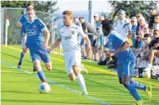  ?? SZ-FOTO: MAS ?? Der SSV Ehingen-Süd (weiß) und die TSG Ehingen (blau) waren als Favoriten ins Turnier gestartet, doch am Ende hielten weder der Verbandsno­ch der Bezirkslig­ist den Pokal in Händen.