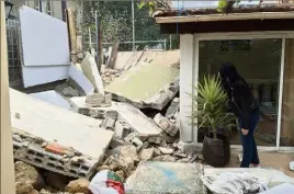  ??  ?? La terrasse a été submergée par les pierres et parpaings. L’accident de chantier survenu rue Henri-Barbusse n’a pas fait de blessé mais aurait pu avoir de plus graves conséquenc­es.