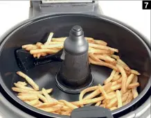  ??  ?? (7) In der ActiFry FZ7510 von Tefal werden die Pommes frites für eine gleichmäßi­ge Bräune mit einem Rühreinsat­z bewegt
(8) Die Frühlingsr­ollen aus dem GourmetMax­x (links) und dem NL-2398675 von Rosenstein & Söhne waren nach zehn Minuten Garzeit...