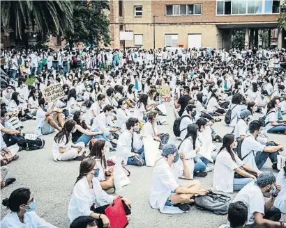  ?? LLIBERT TEIXIDÓ ?? Protesta de metges residents el setembre del 2020 a Barcelona