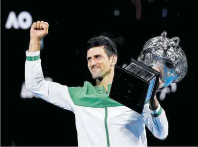  ?? EFE ?? Djokovic celebra su victoria en la gran final con su trofeo de campeón de Australia tras vencer a Medvedev.