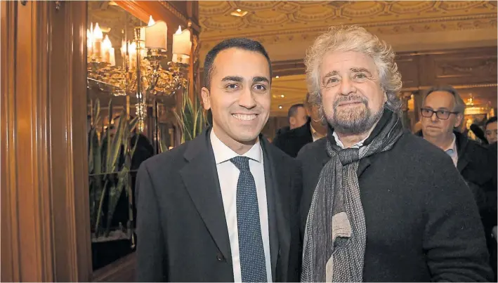  ?? ANSA ?? Ganadores. El líder de Cinco Estrellas, Luigi Di Maio (izq.) junto al popular cómico Beppe Grillo, el fundador del partido que revolucion­ó la política hace cinco años desde Internet.