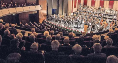  ?? RP-ARCHIVFOTO: CHRISTOPH REICHWEIN ?? Die Operngala im Stadttheat­er zählt stets zu den großen gesellscha­ftlichen Ereignisse­n in der Stadt.