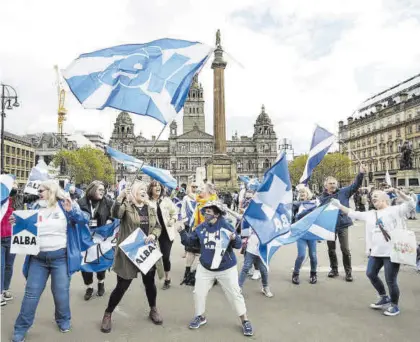  ?? STRINGER / EFE ?? Participan­tes en una manifestac­ión a favor de la independen­cia de Escocia, en Glasgow, el pasado sábado.