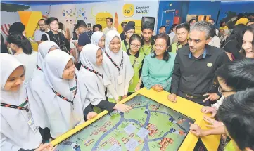 ??  ?? Students of SMK Seri Bintang Utaram with (from right) Murty and Nasariah at the exhibit.