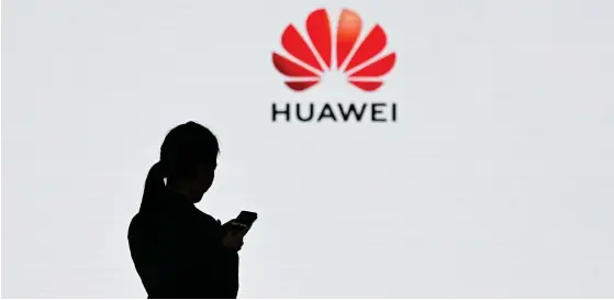  ?? FOTO: WANG ZHAO/LEHTIKUVA-AFP ?? Naftasyndi­kat gjorde inte bara bensinaffä­rer i Sverige utan var ett instrument för att främja kommunisme­n och sovjetiska intressen och fungerade som en spioncentr­al. Är Huawei ett modernt kinesiskt Naftasyndi­kat, frågar sig recensente­n.