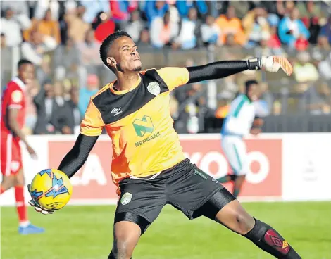  ?? Picture: SYDNEY MAHLANGU/BACKPAGEPI­X ?? TOP PERFORMER: Dimbaza’s Camagu Kanana of the Ke Yona Team prepares to distribute the ball during the Nedbank Challenge match against Free State Stars on Sunday at the Makhulong Stadium in Tembisa