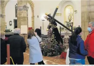  ?? REPORTAJE GRÁFICO: JAVIER FLORES ?? Devotos de Padre Jesús visitando la iglesia en la que está situada su imagen.