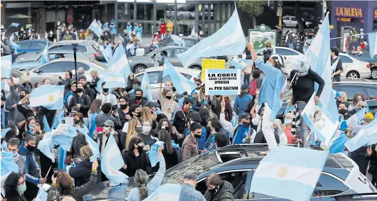  ?? Fabián Marelli ?? la avenida 9 de Julio fue el epicentro de la manifestac­ión en la ciudad; entre las consignas, un pedido a la Corte suprema