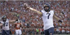  ?? NICK WAGNER - THE ASSOCIATED PRESS ?? West Virginia quarterbac­k Will Grier (7) scores the game-winning two-point conversion during an NCAA college football game against Texas in Austin, Texas, on Saturday, Nov. 3, 2018. West Virginia defeated Texas 42-41.