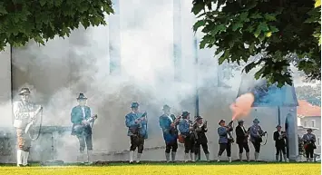  ??  ?? Punkt 10 Uhr dröhnten die Böller der Langerring­er und Hurlacher Böllerschü­tzen – der Markt war damit offiziell eröffnet.