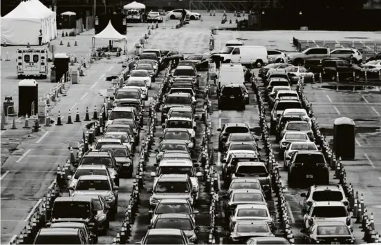  ?? Photo Joe Raedle. Getty. AFP ?? En Floride, les automobili­stes attendent avant d’être testés pour le Covid-19, le 6 juillet.