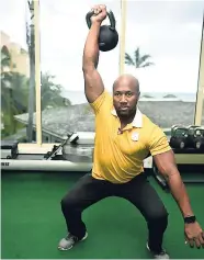  ??  ?? André Johnson demonstrat­ing strengthen­ing exercises at Fit and Fun Complex at IBEROSTAR.