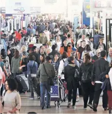  ??  ?? ► El aeropuerto tuvo gran cantidad de usuarios ayer.