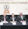 ??  ?? Premios.
En la ceremonia, Ernesto Cordero, presidente del Senado, dijo que la libre expresión promueve la pluralidad e igualdad.