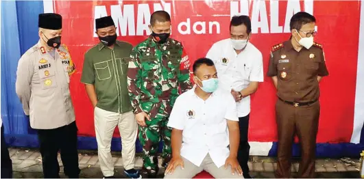  ?? GALIH WICAKSONO/JAWA POS ?? IKHTIAR AKHIRI PANDEMI: Dari kiri, Kapolres AKBP Arief Fitrianto, Ketua DPRD M. Abdul Qodir, Dandim 0817 Letkol Inf Taufik Ismail, Plt Bupati Moh. Qosim, dan Kajari Heru Winoto menyaksika­n vaksinasi pertama untuk wartawan pada peringatan Hari Pers Nasional (HPN) di halaman PWI Gresik kemarin.