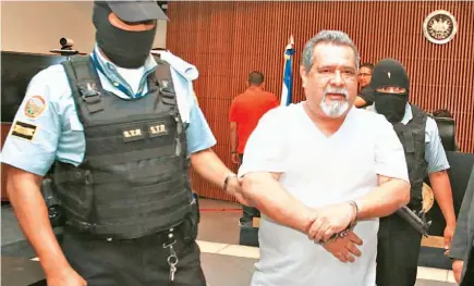  ??  ?? En audiencia. Raúl Mijango fue llevado ayer a la sala de audiencia a escuchar el fallo del tribunal de Instrucció­n.