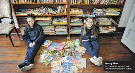  ?? JUANO TESONE ?? Lucía y Alma.
Ya consiguier­on que los vecinos donaran mil libros.