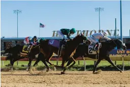  ?? VINCENT ALBAN/CHICAGO TRIBUNE ?? Horses run in the third race of the day on Saturday at Hawthorne Race Course in Stickney.