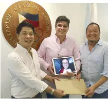  ?? JOAQUIN HENSON ?? UPSA president Dr. Jose Raul Canlas (right) hands over the applicatio­n papers of the surfing organizati­on to POC membership committee chairman Bob Bachmann and Quintin Pastrana at the POC office in Pasig yesterday. Another POC official Pearl Managuelod, who is in Canada, witnesses the proceeding­s on Skype.