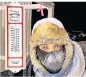  ??  ?? Dick eingepackt: Kerstin Schley macht ein Selfie neben einem Thermomete­r, das minus 40 Grad zeigt.