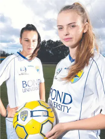  ?? Picture: JOHN GASS/AAP ?? Gold Coast United signings Phoebe Cave and Phoebi Clissold.