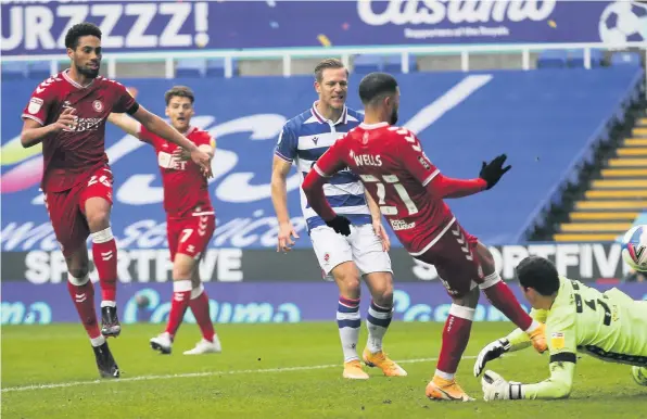  ??  ?? Nahki Wells scores Bristol City’s equaliser in Saturday’s Championsh­ip game at the Madejski Stadium