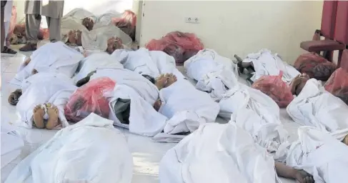  ?? FOTO: AP ?? > Cuerpos de las víctimas yacen en el suelo de un hospital, tras la explosión de un coche bomba en Afganistán.