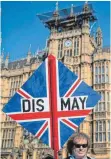  ?? FOTO: DPA ?? Ein Brexit-Befürworte­r mit einem Schild mit der Aufschrift „Dis-May“(Bestürzung) – in Anspielung auf Premiermin­isterin May – vor dem Parlament.