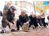  ?? FOTOS: UWE MISERIUS ?? Thomas Wündrich, Uwe Richrath und Rainer Schiefer und Wolfgang Herwig (TBL, v.r.) legten eher symbolisch nochmal Hand an die neuen Steine an.