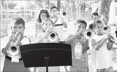  ??  ?? ▲ Interpreta­r música sirve como herramient­a para crear tejido social sano: Esteban Moctezuma Barragán. Foto Yazmín Ortega Cortés