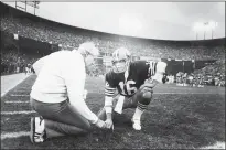  ?? MICHAEL ZAGARIS — SAN FRANCISCO 49ERS ?? Bill Walsh and Joe Montana discuss a play during a timeout during the 1985NFC Championsh­ip game against the Chicago Bears.