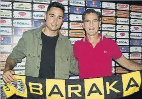  ?? FOTO: BARAKALDO ?? Regreso Ito posa con Larrazabal en su presentaci­ón como jugador fabril