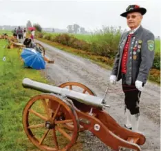  ??  ?? Stolz präsentier­t Stellvertr­etender Bezirks-Böllerrefe­rent Manfred Hirle vom Schützenve­rein „Drei Linden“Zusmarshau­sen seine Salutkanon­e.