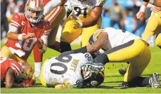  ?? DANIEL SHIREY/GETTY ?? The Steelers’ T.J. Watt (90) recovers a fumble during the second half of Sunday’s loss to the 49ers.