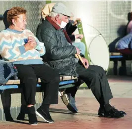  ?? EFE ?? Dos personas mayores toman el sol en un banco en Bilbao