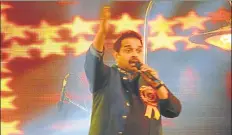  ?? HT PHOTO ?? ▪ Bollywood singer Shankar Mahadevan performing at the inaugural day of the Gorakhpur Mahotsav on Thursday.