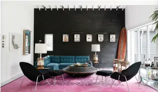  ?? ERIC LAIGNEL/MARKZEFF ?? In their East Hampton, N.Y. home, Mark and Kristen Zeff have embraced black both inside and outside. Black, a landmark shade, is less stark and ultimately more grounding than traditiona­l white.