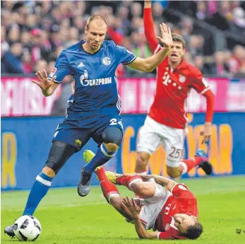  ?? FOTO: IMAGO ?? Holger Badstuber, vom FC Bayern an den FC Schalke ausgeliehe­ner Innenverte­idiger, war gegen seine alten Kameraden hochengagi­ert. Hier foulte er aber Rafinha.